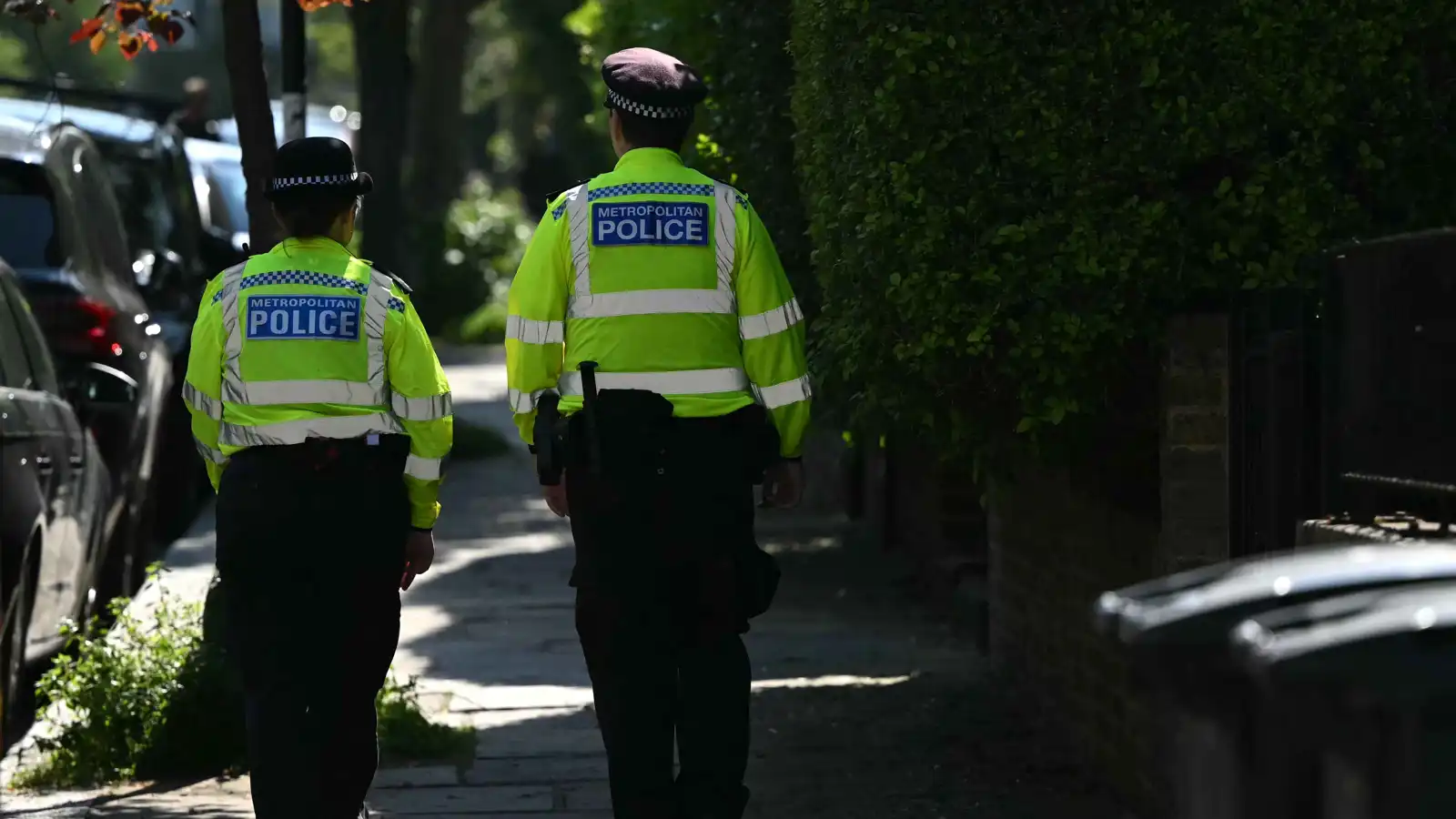 بعد حرق سيارات إسعاف.. الشرطة البريطانية تحذر من استمرار التهديدات