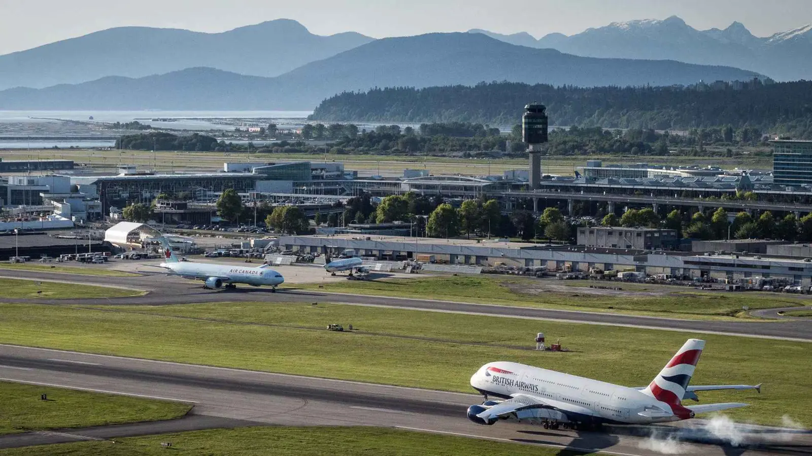 إغلاق مؤقت لمطار فانكوفر الكندي بعد "خطف" طائرة