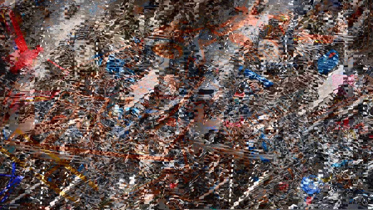 قصة تطويع المعادن القديمة.. تونسي يحول "الخردة" إلى تحف فنية