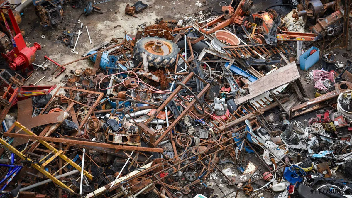 قصة تطويع المعادن القديمة.. تونسي يحول "الخردة" إلى تحف فنية