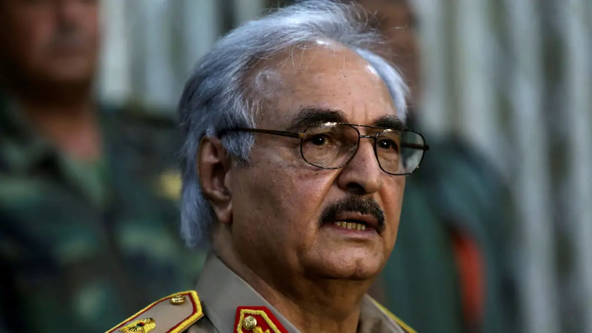 خليفة حفتر يتنحى عن قيادة "الجيش الوطني" الليبي مؤقتا