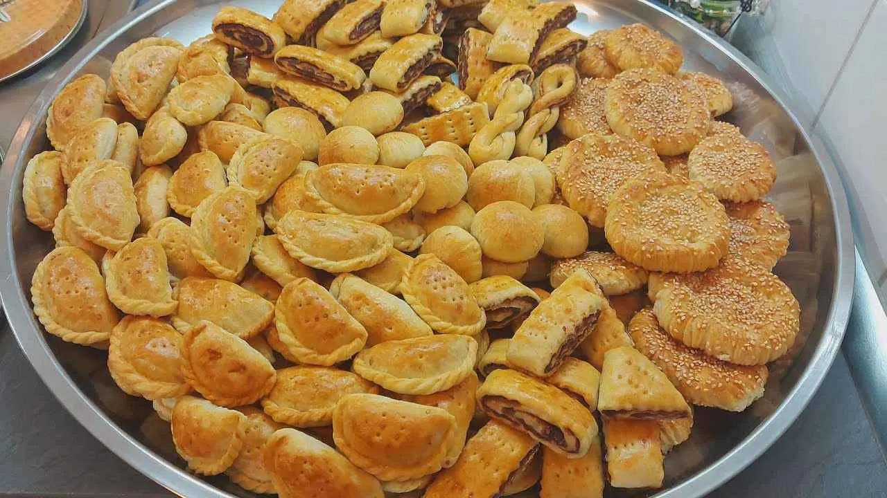 "تعاند الغلاء".. الكليجة تفرض حضورها على مائدة العراقيين