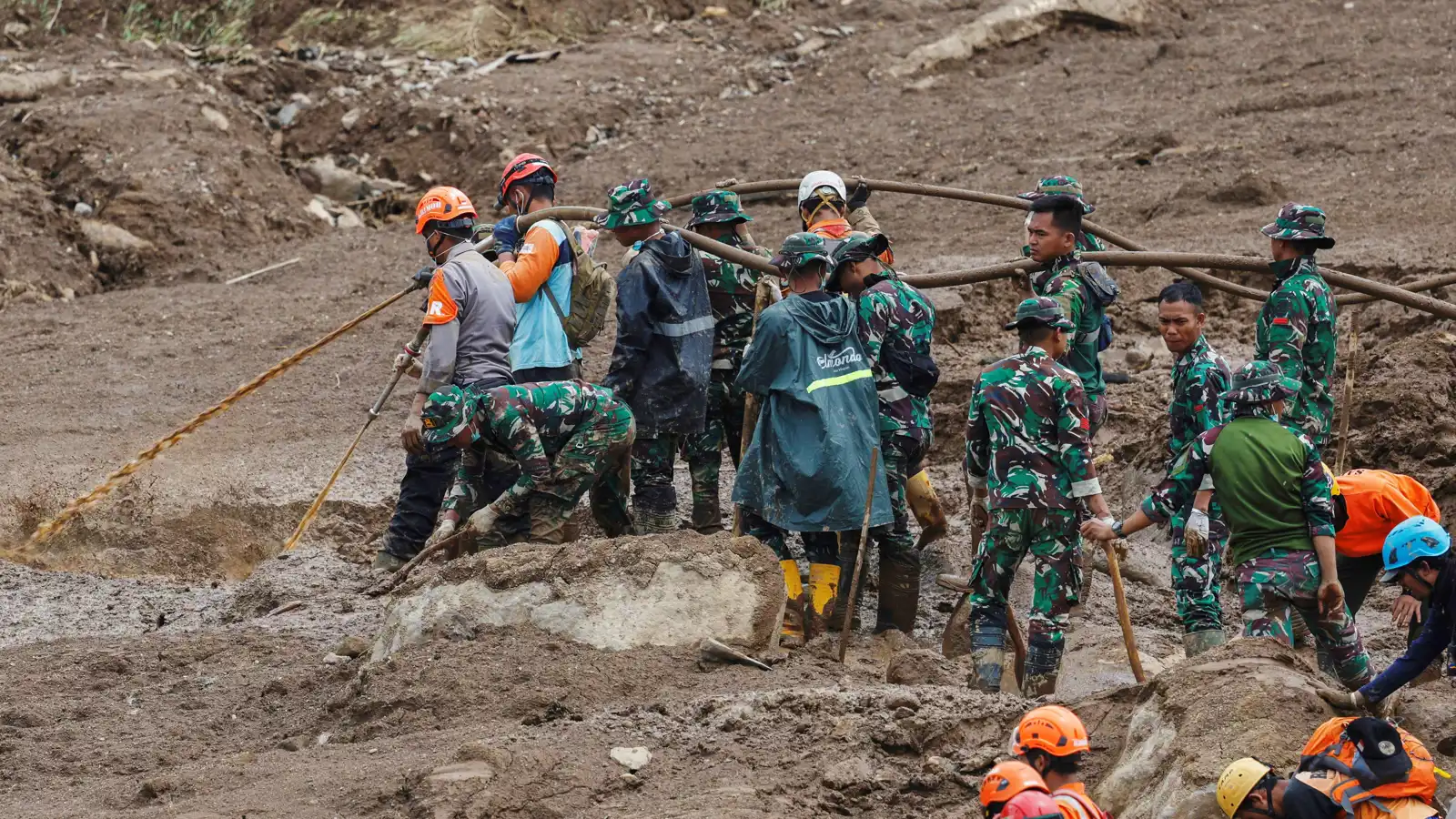 ارتفاع عدد قتلى انهيار أرضي في إندونيسيا إلى 50 شخصا (فيديو)