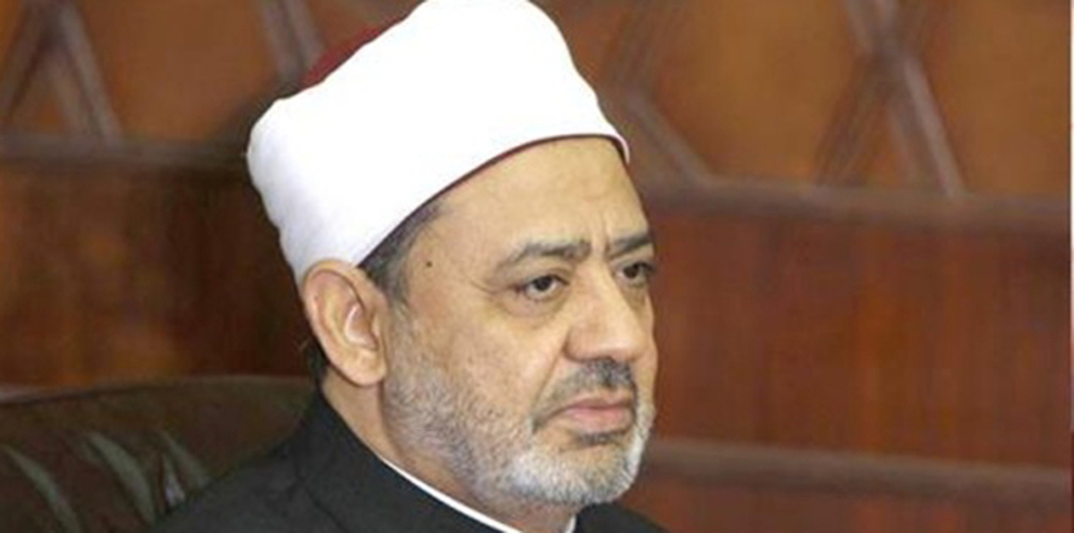 شيخ الأزهر يحسم جدلا كبيرا حول الصلاة على سجادة حرير