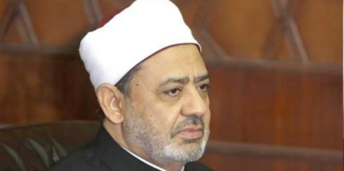 شيخ الأزهر يحسم جدلا كبيرا حول الصلاة على سجادة حرير
