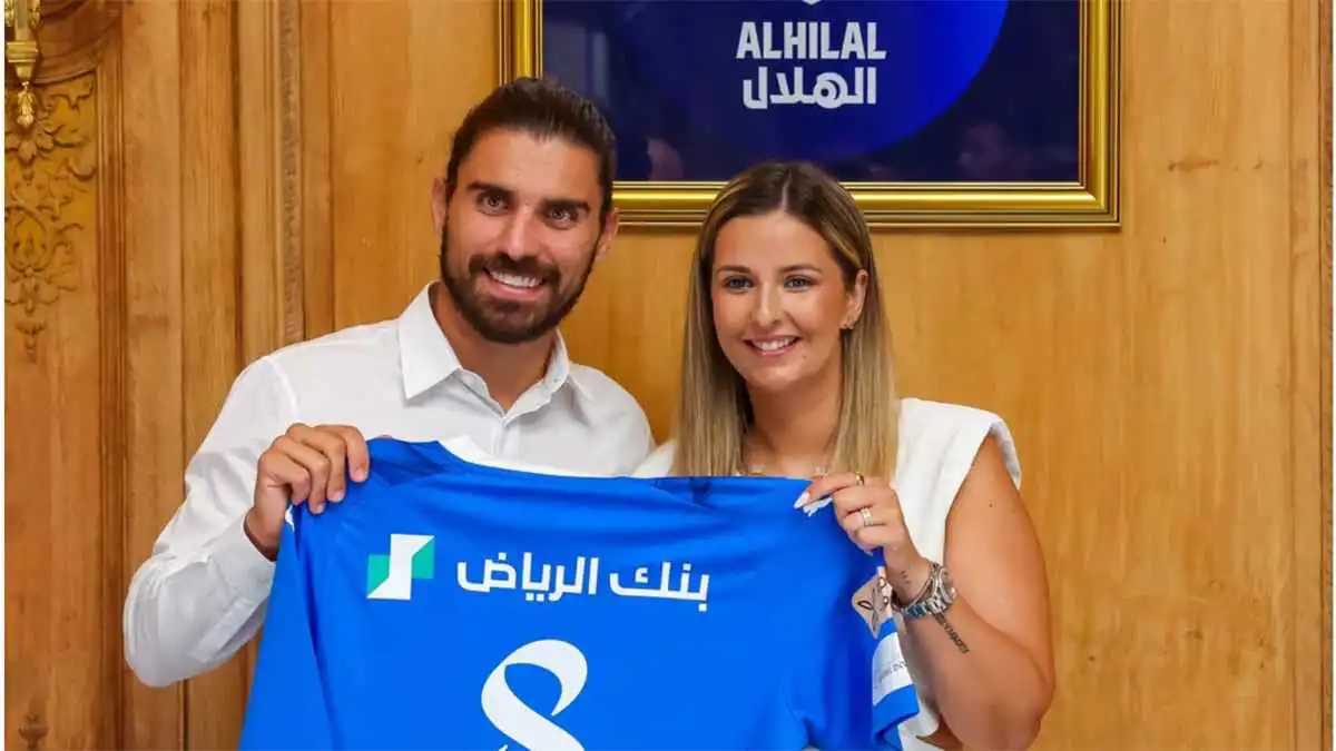 زوجة نجم الهلال السعودي تثير جدلاً حول مستقبله مع "الزعيم" (صورة)