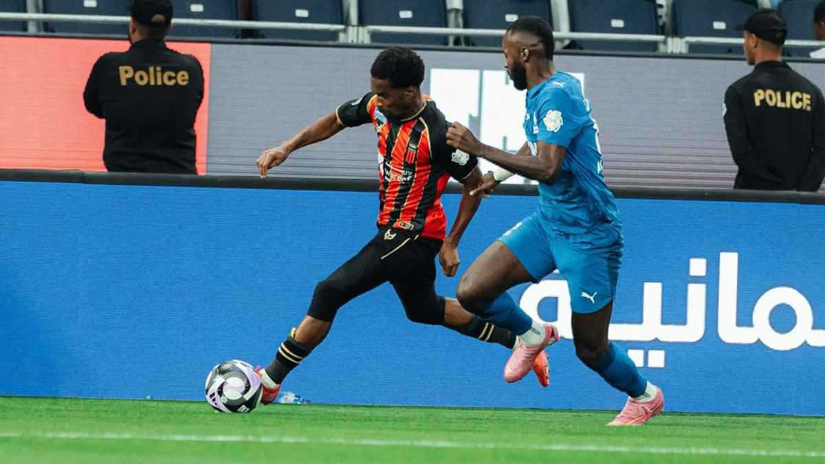 هرب من الزمالك.. ظهور صادم لتيدي أوكو في مباراة الهلال والرياض