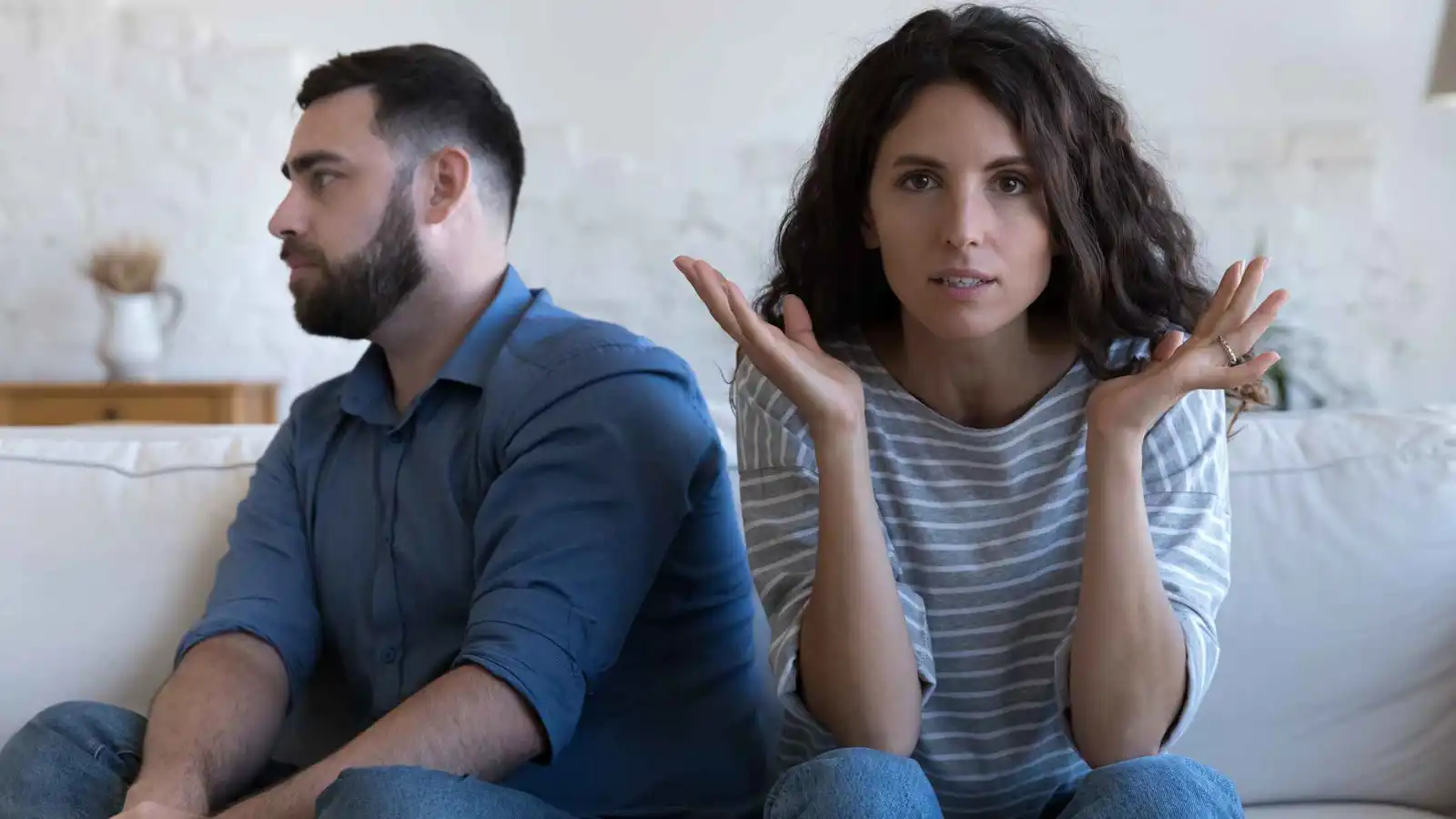 إشارات خطيرة تكشف أن شريكك يتمنى لو كنت شخصًا آخر