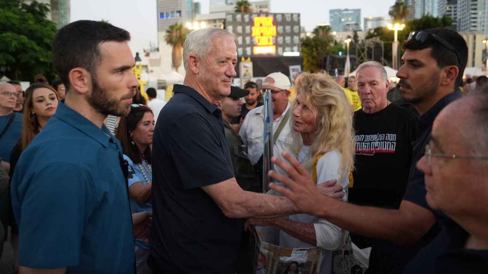 دعا للتركيز شمالاً.. غانتس يطالب بالتظاهر لاستبدال حكومة نتنياهو