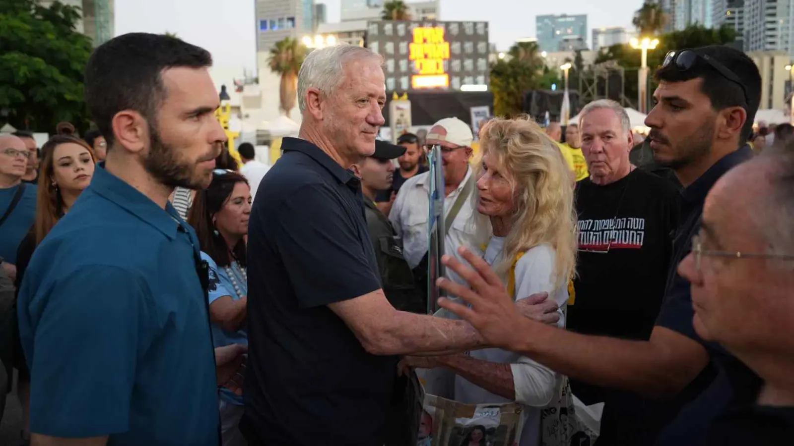 دعا للتركيز شمالاً.. غانتس يطالب بالتظاهر لاستبدال حكومة نتنياهو