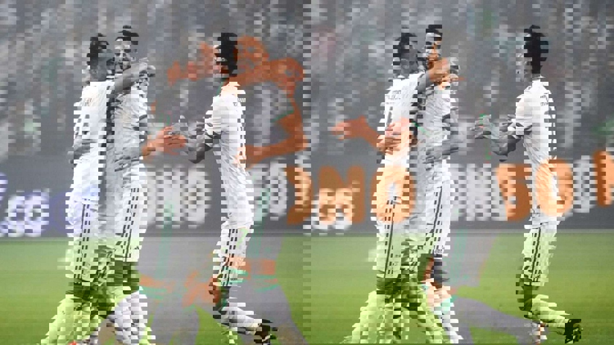 الجزائر تسحق زامبيا بخماسية في بداية مشوار الدفاع عن لقب كأس الأمم الأفريقية (فيديو)