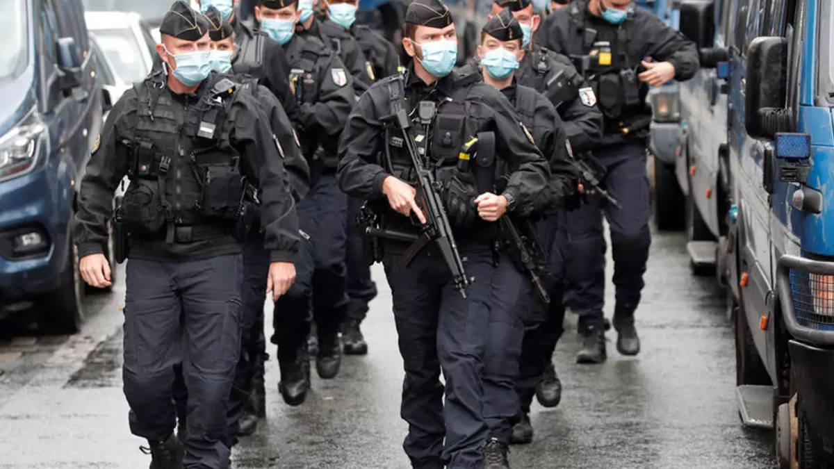 السلطات الفرنسية تعتقل ثلاث ناشطات ألصقن رسوما مسيئة للرسول