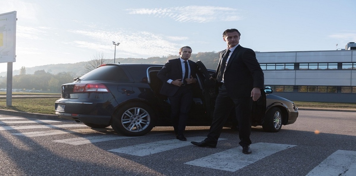 القبض على شاب فرنسي تنكر في زيّ راهبة واقترب من ماكرون