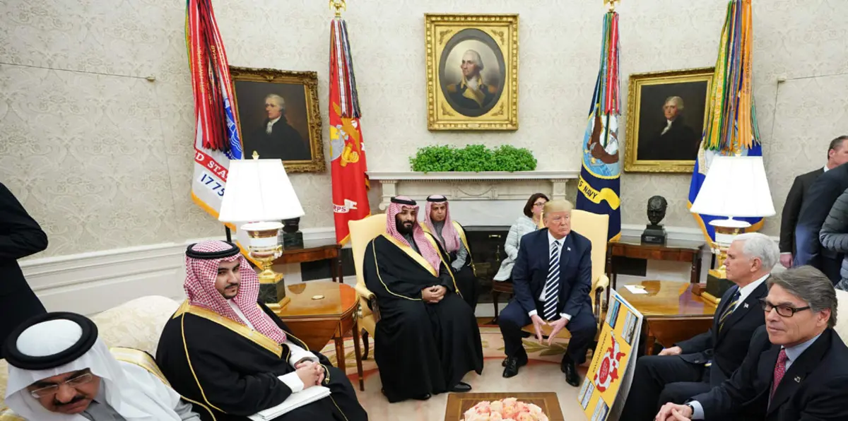 ما سر الأعلام والصور التي ظهرت خلف ولي العهد السعودي في البيت الأبيض؟ (صور)