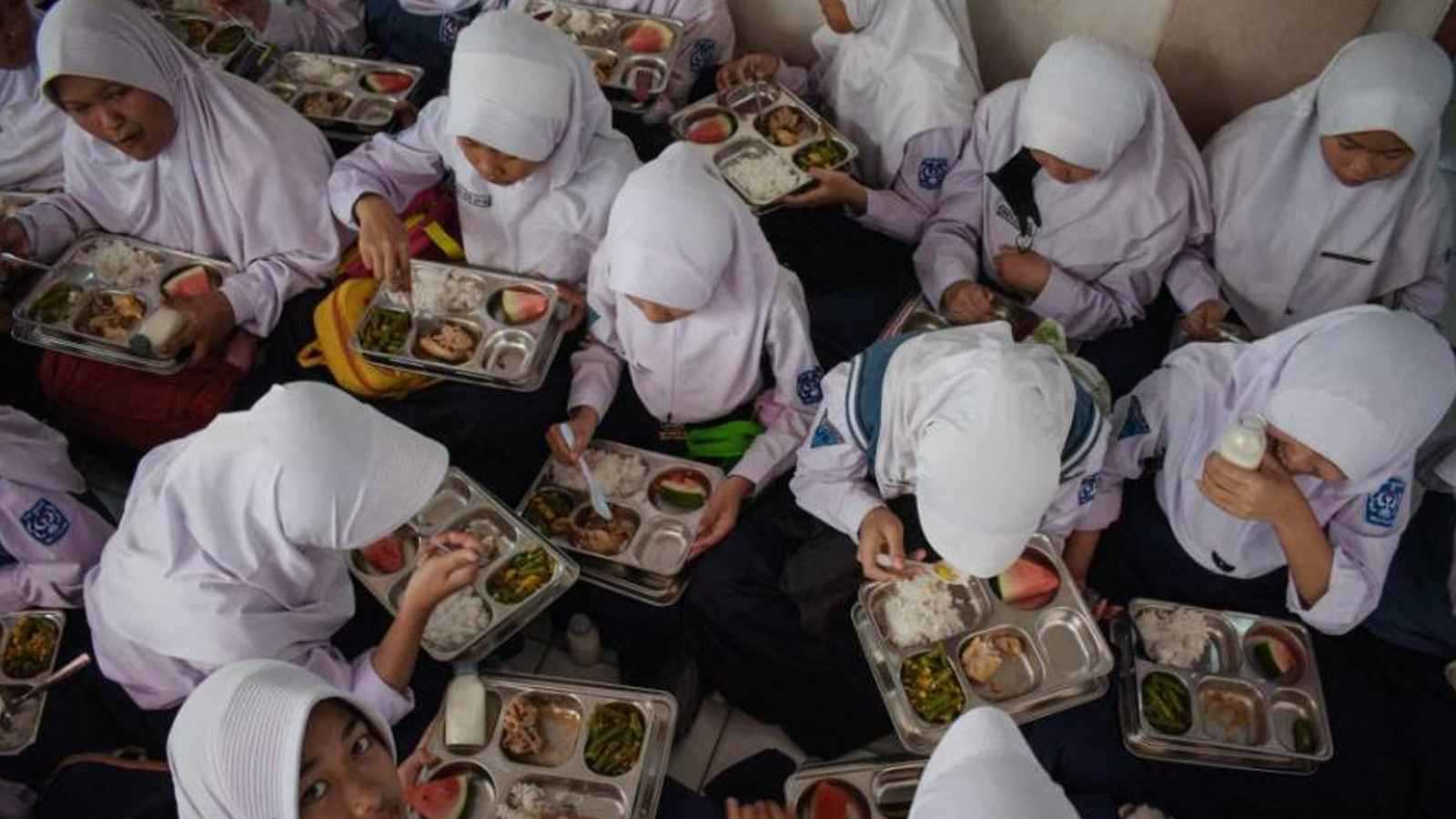 أمعاؤهم تتقطع.. مئات الطلاب ضحية وجبات حكومية مجانية (فيديو إرم)