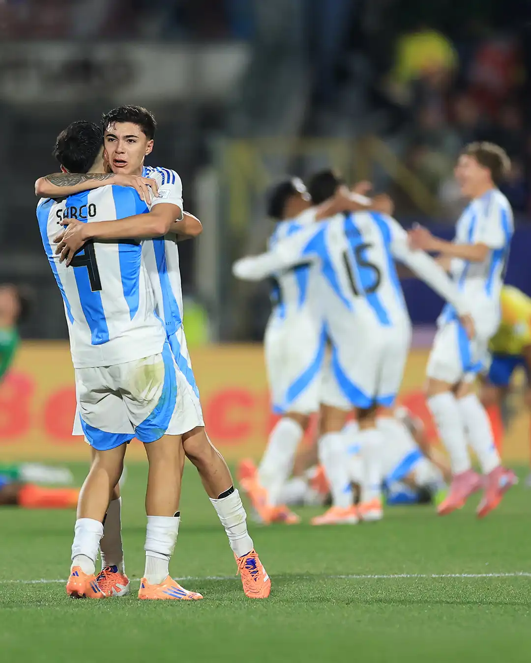 لاعبو الأرجنتين يحتفلون 