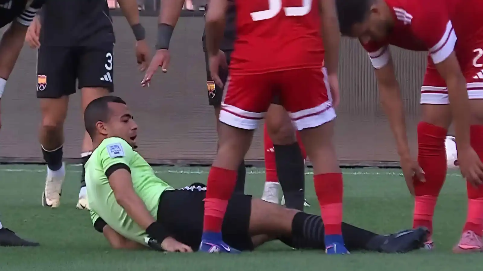 غادر باكياً.. الإصابة تضرب حكماً في الدوري المصري (فيديو)