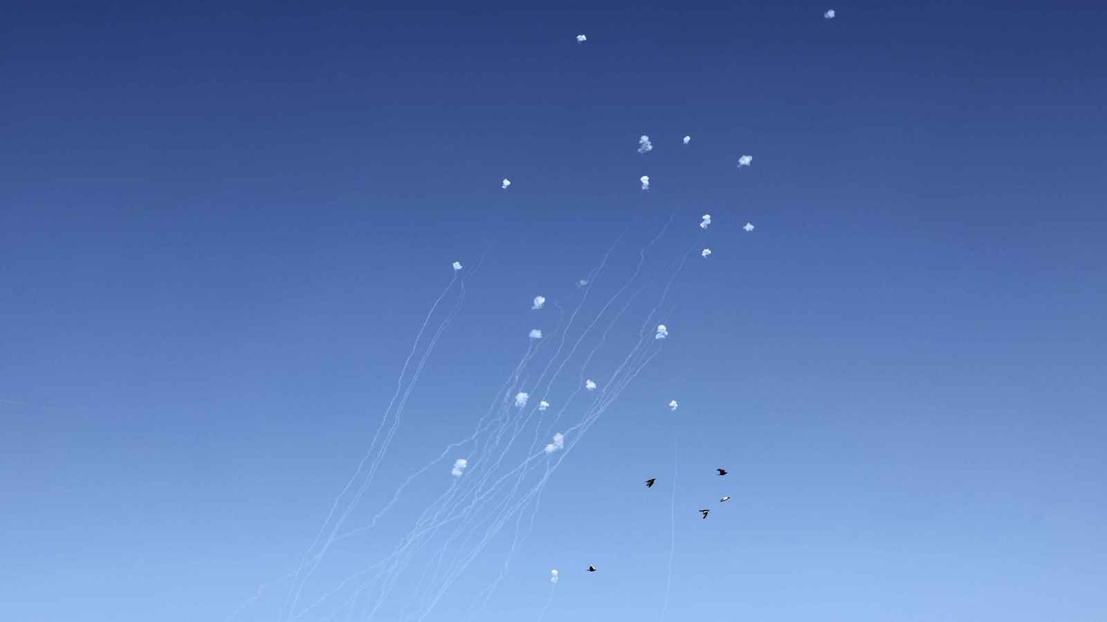 إعلام إسرائيلي: إطلاق دفعة صواريخ جديدة من لبنان تجاه الجليل