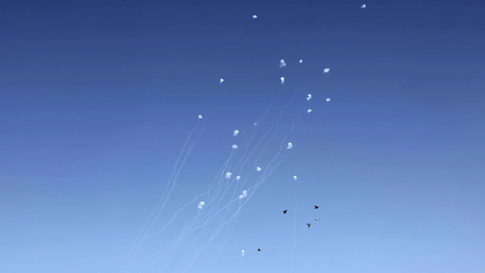 إعلام إسرائيلي: إطلاق دفعة صواريخ جديدة من لبنان تجاه الجليل