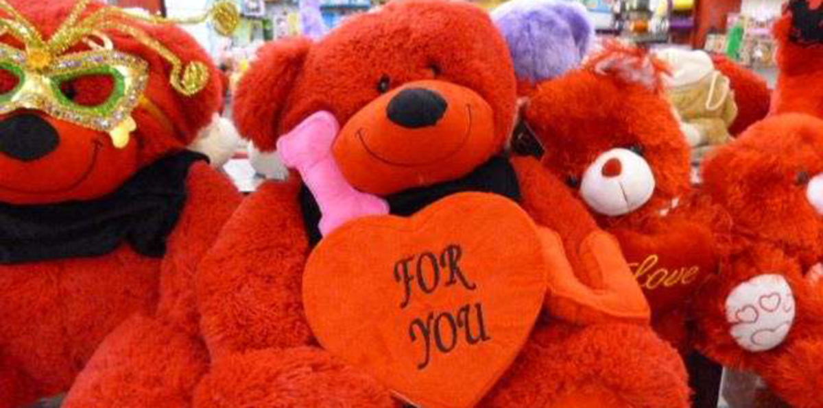 داعش يقطع رأس "دبدوب أحمر" تحذيرًا من الاحتفال بعيد الحب