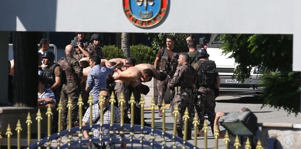 السلطات التركية تسرح عسكريين وتغلق أكثر من 130 مؤسسة إعلامية