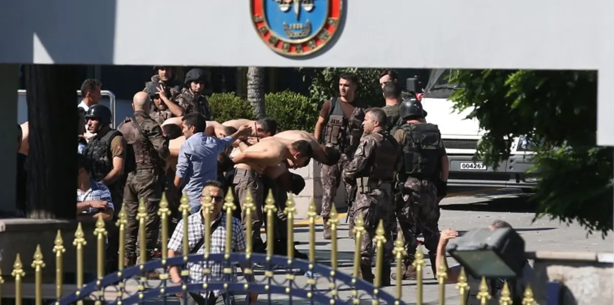 السلطات التركية تسرح عسكريين وتغلق أكثر من 130 مؤسسة إعلامية