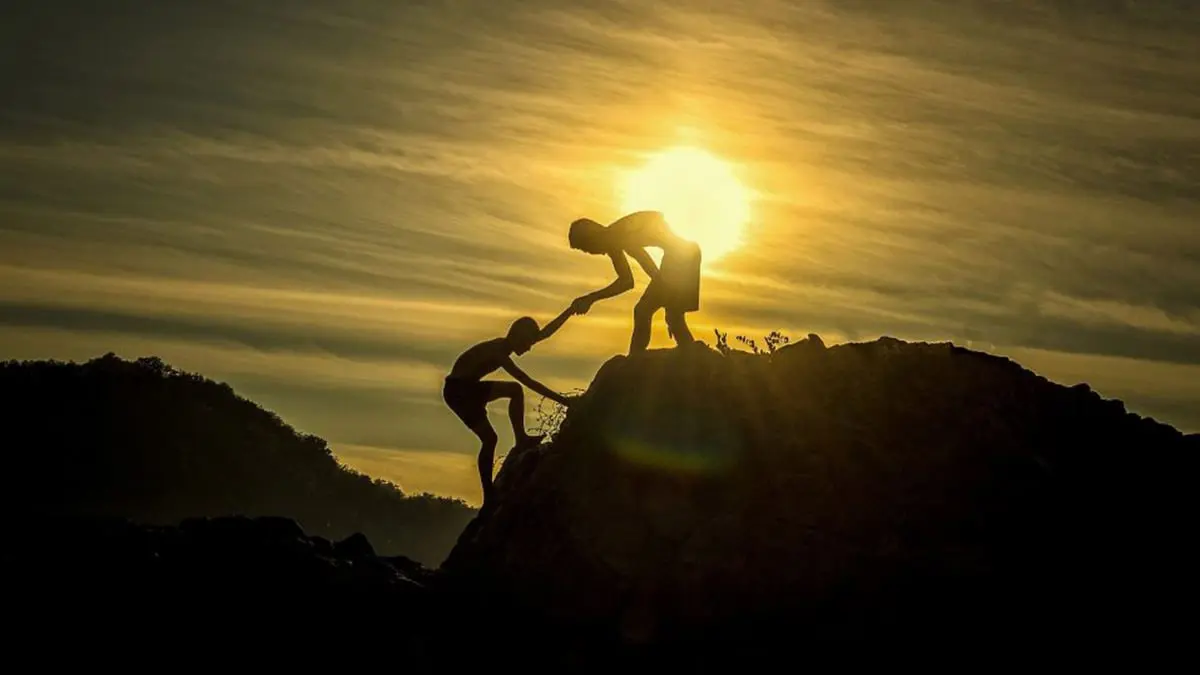 "العطاء".. فوائد جمة على الروح والجسد