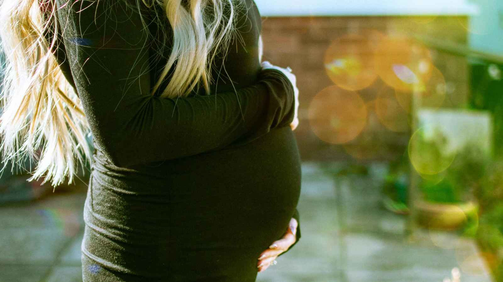 مخاطر موجات الحر على الحوامل.. كيف تؤثر في صحة الأم والجنين؟