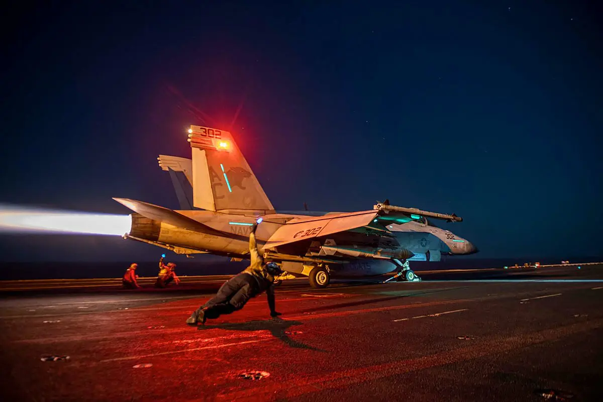 التحالف الدولي يستهدف مخزنًا للسلاح في الحديدة