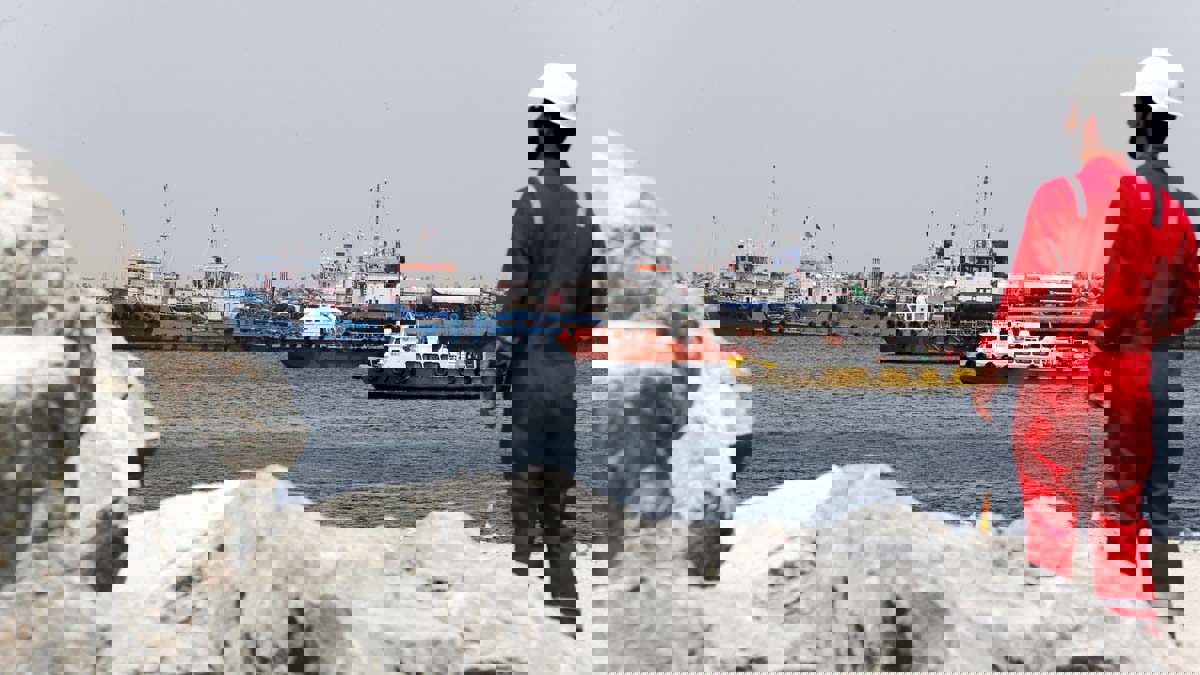 من يقف وراء الهجوم على السفن قبالة سواحل الإمارات؟