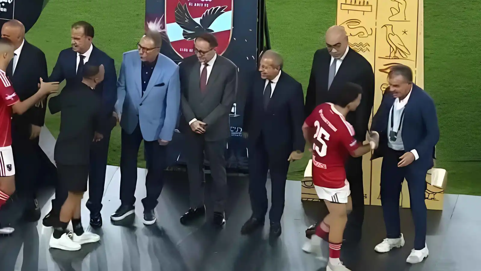 زيزو يرفض مصافحة نائب رئيس الزمالك في مراسم السوبر المصري (فيديو)