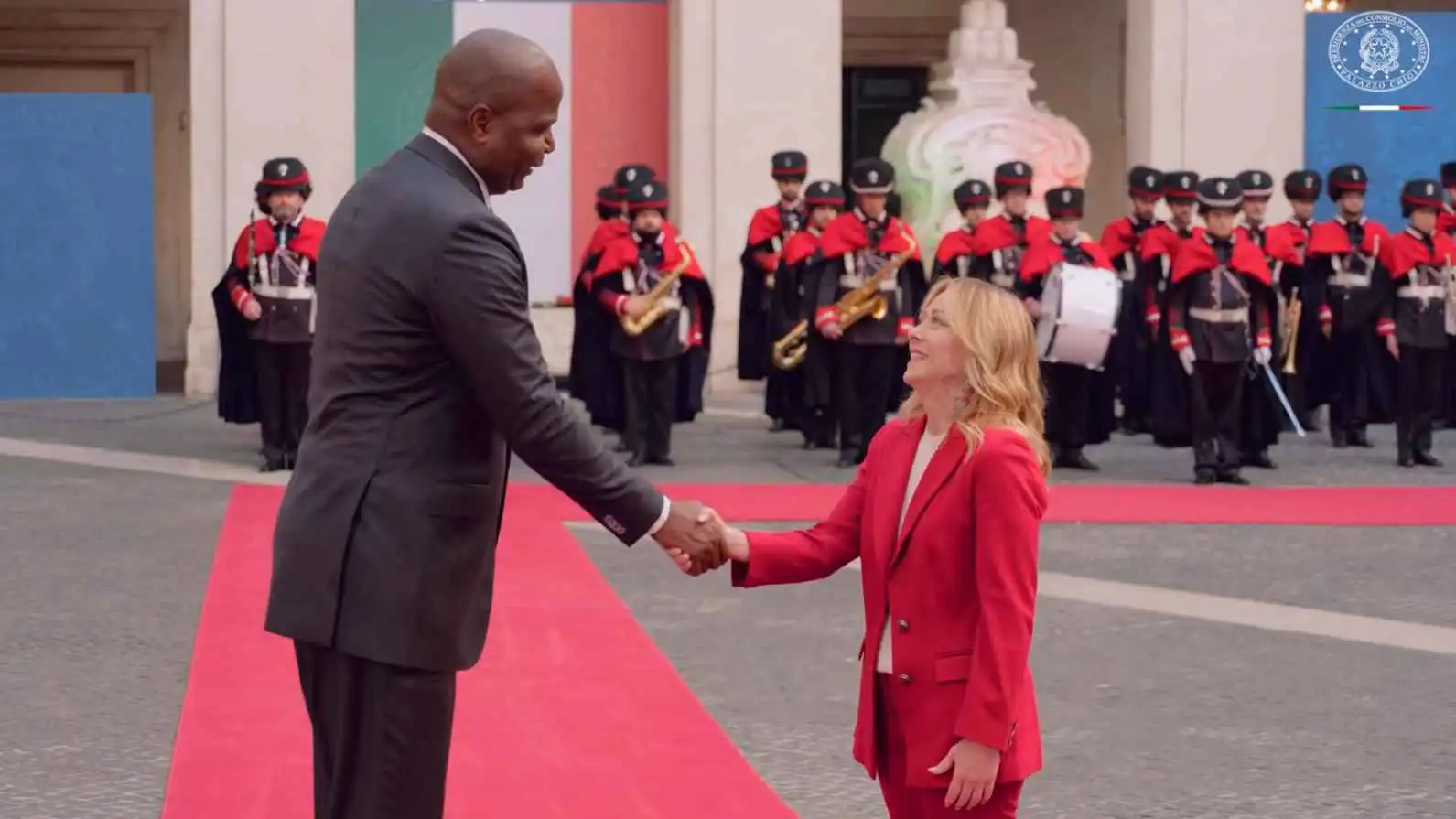 "فارق الطول" بين ميلوني وتشابو يحول زيارة سياسية لمادة للسخرية (فيديو وصور)