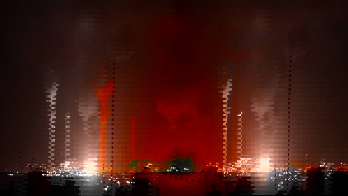 حريق ضخم بمحطة الطاقة الرئيسية في عسقلان بعد استهدافها بصواريخ فلسطينية من غزة (فيديو)