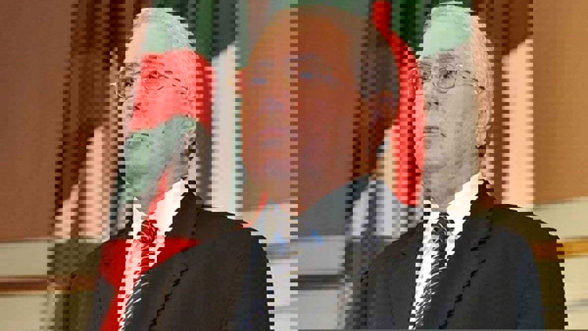 الجزائر .. عزل محافظ الطاقة الذرية ومديري بنكين حكوميين