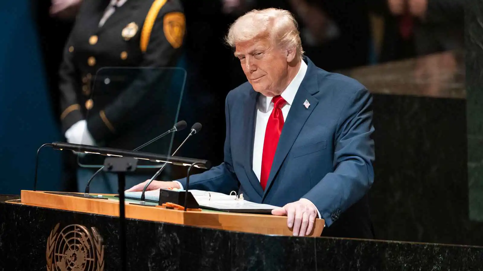 "اتفاق مريب".. هل باع ترامب حقوق اللاجئين الإيرانيين؟