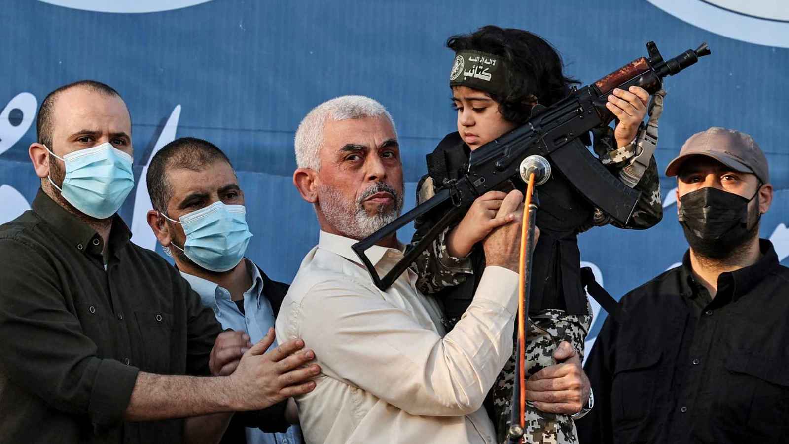 بحوزته حقيبة من المتفجرات.. "سر" بقاء السنوار حياً