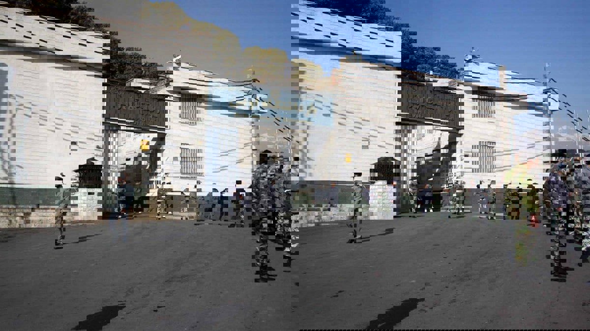 احتجاجا على انتهاكات حقوق الإنسان.. سجناء سياسيون إيرانيون يبدأون إضرابا عن الطعام