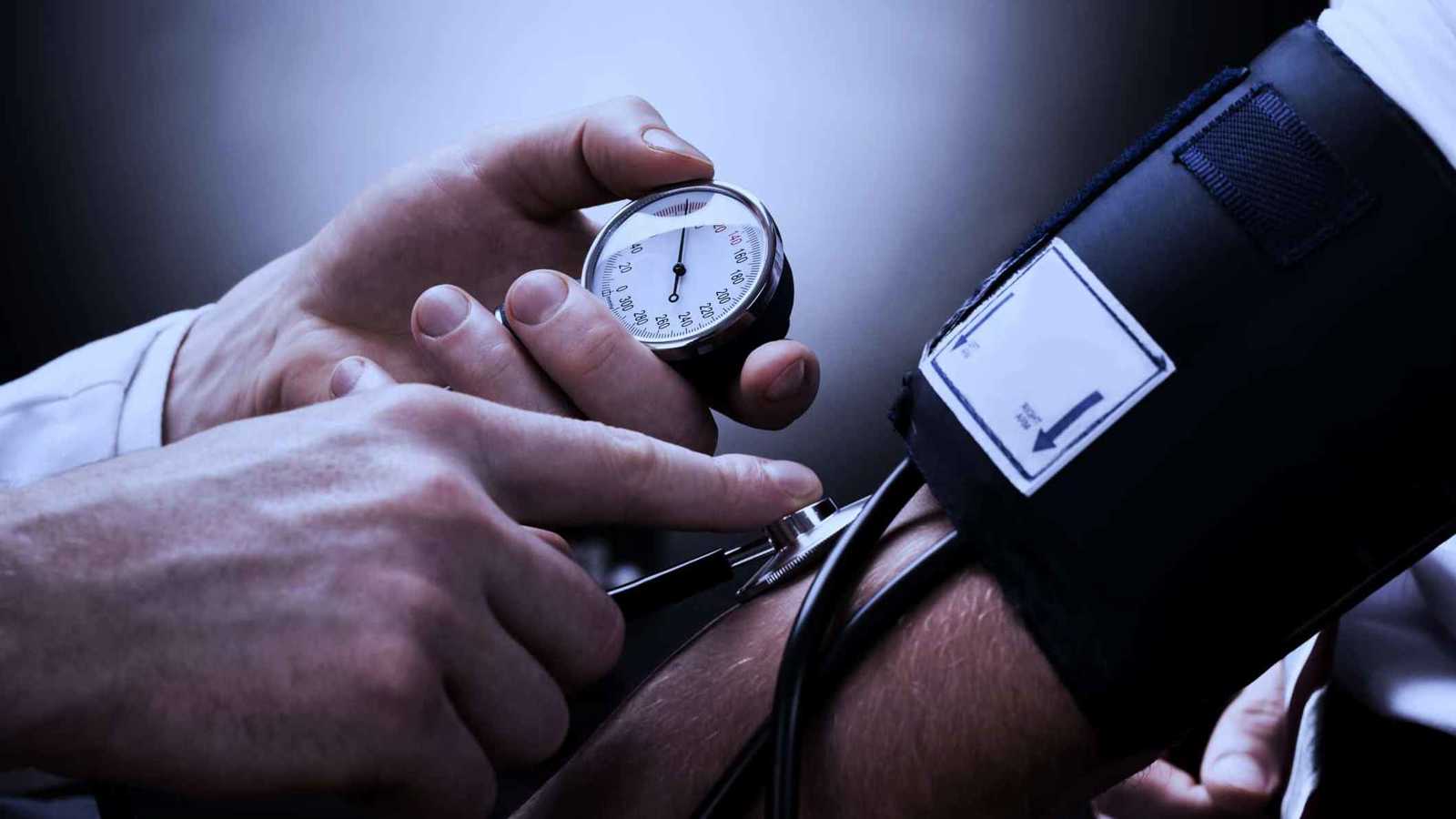 10 عادات يومية "بسيطة" تُسبب ارتفاع ضغط الدم