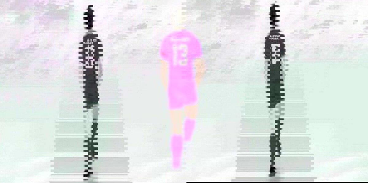 بينهم عرب وآخرهم ديفيد أستوري.. لاعبو كرة قدم توفوا بالملاعب (فيديوغراف)