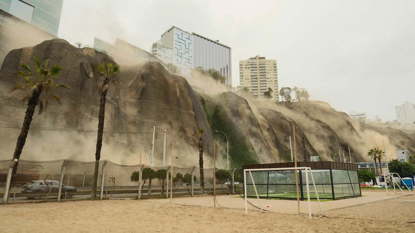 عشرات الضحايا في زلزال ضرب كايو البيروفية (فيديو)