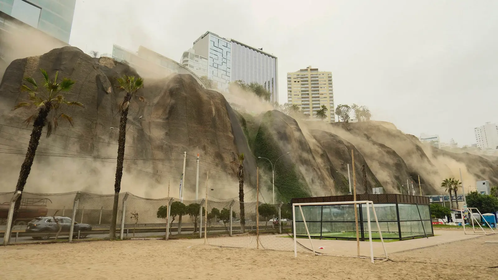 عشرات الضحايا في زلزال ضرب كايو البيروفية (فيديو)