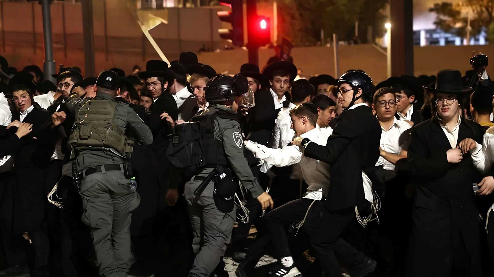 الأحزاب الدينية تتحد في أضخم تظاهرة ضد التجنيد تشهدها إسرائيل (فيديو)