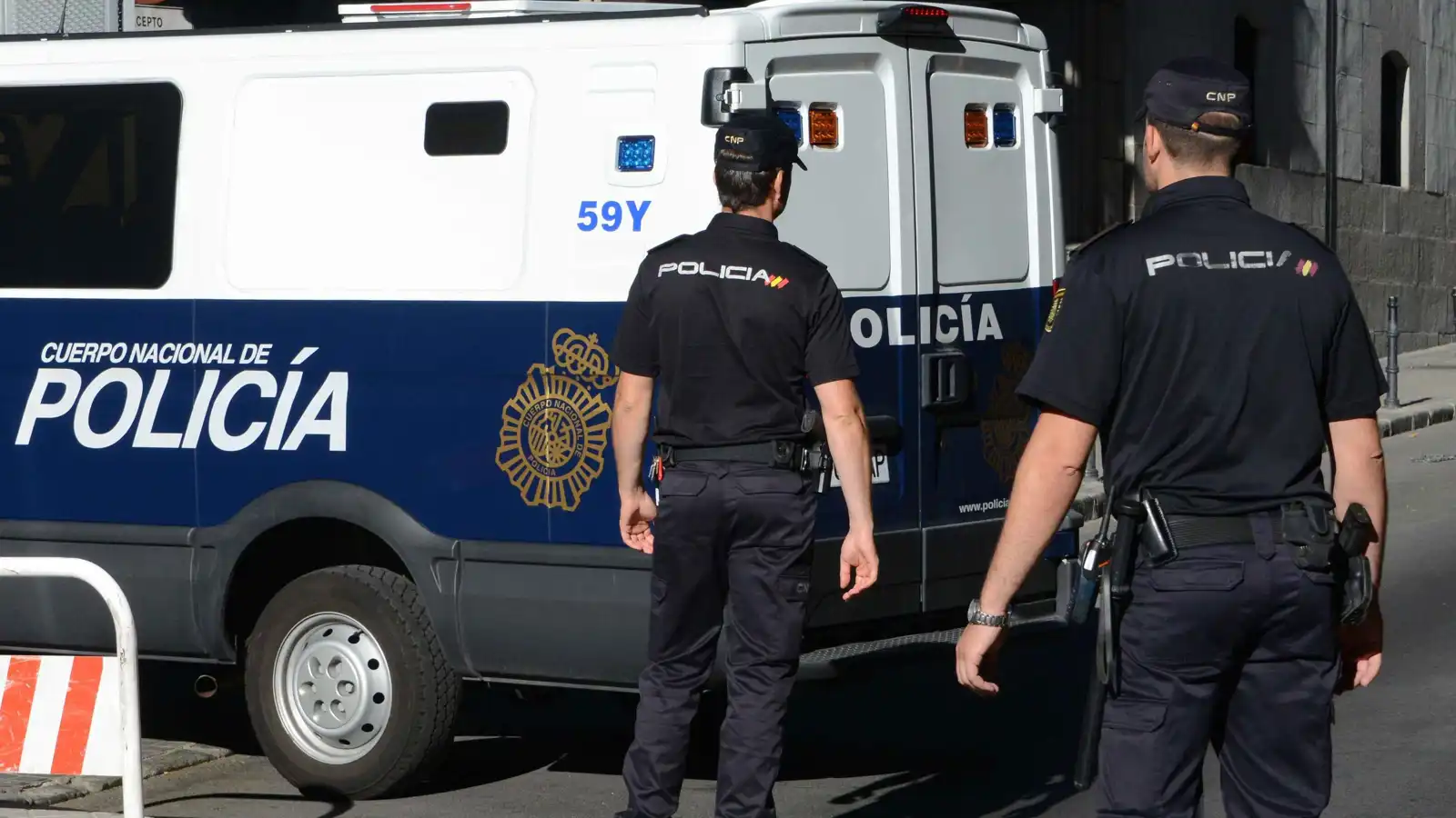 انفجار مدفع على عربة خلال احتفال في سويسرا يخلف 11 إصابة