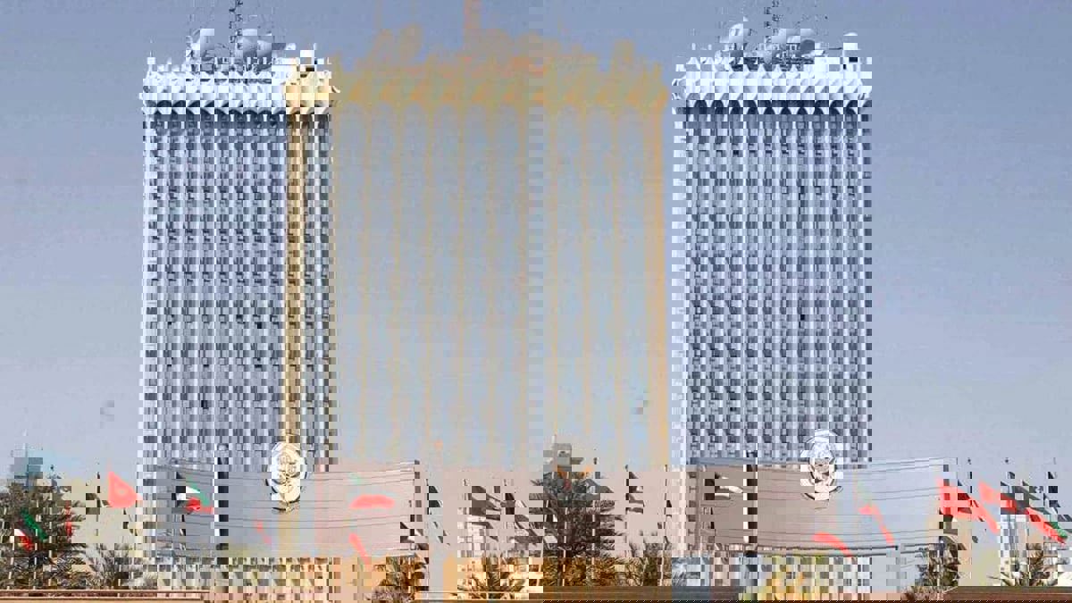 ما سبب إنهاء عقود 50 مستشارا في وزارة الإعلام الكويتية؟