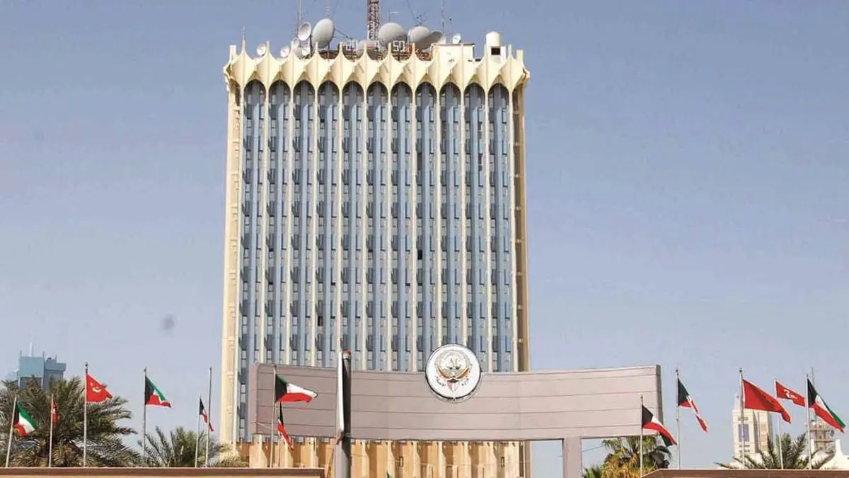 ما سبب إنهاء عقود 50 مستشارا في وزارة الإعلام الكويتية؟