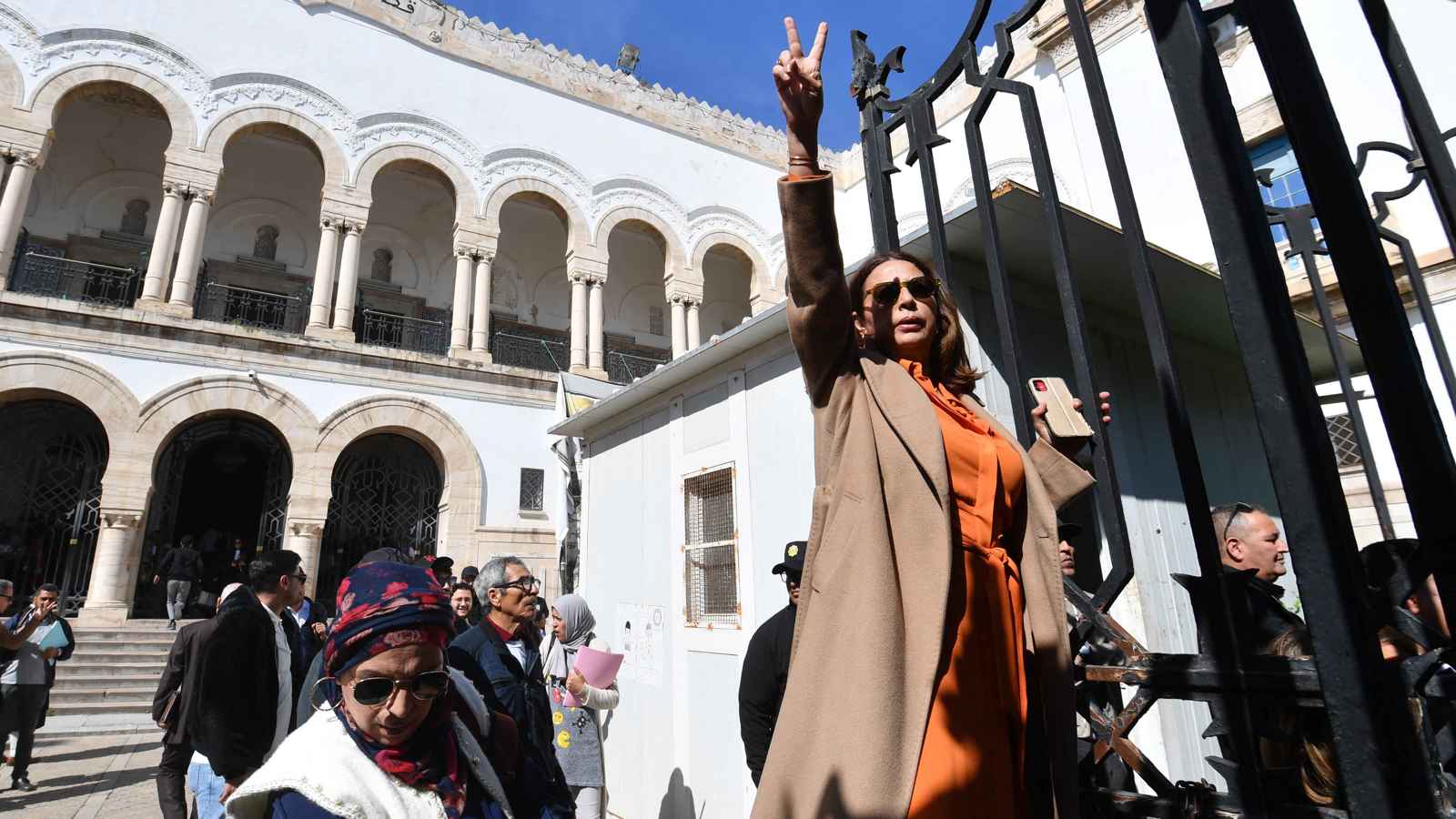 تونس.. احتجاجات المحامين ترفع الجلسة الثانية في قضية "التآمر"