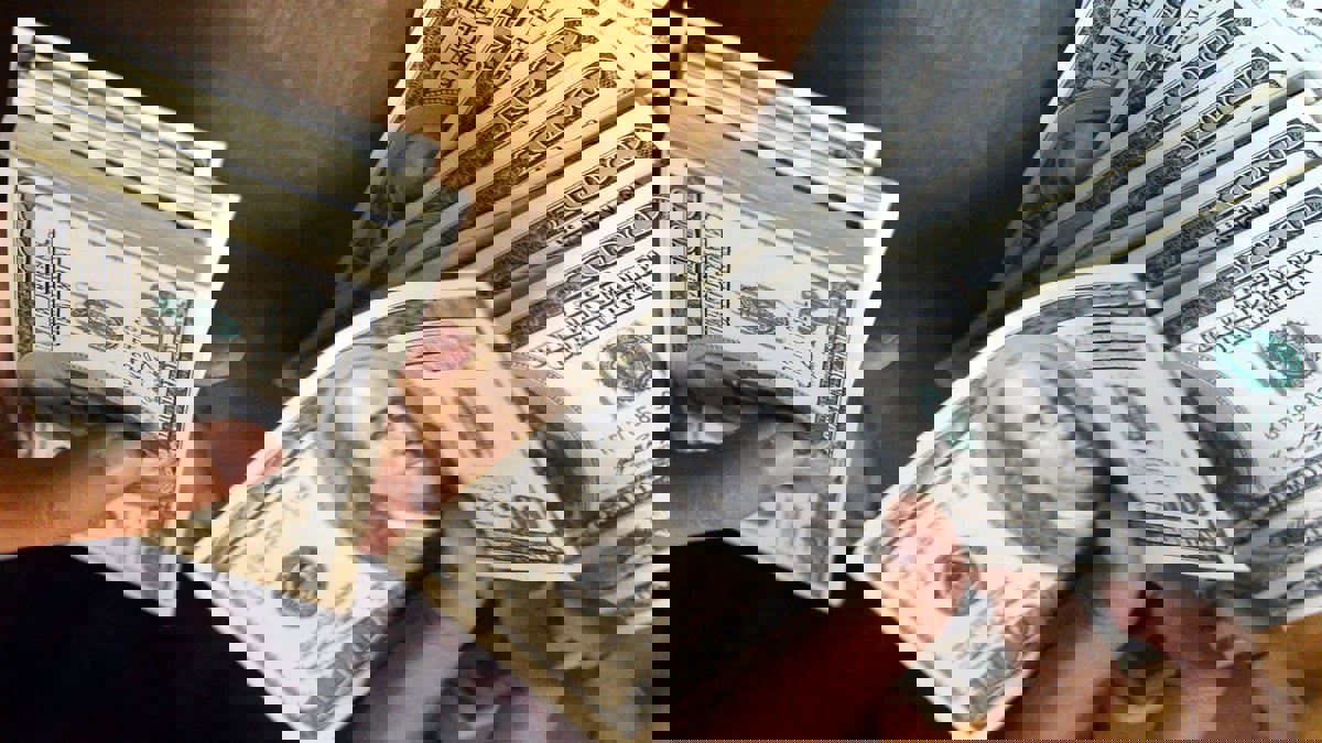 تراجع الدولار بسبب عمليات بيع الأسهم لجني الأرباح‎