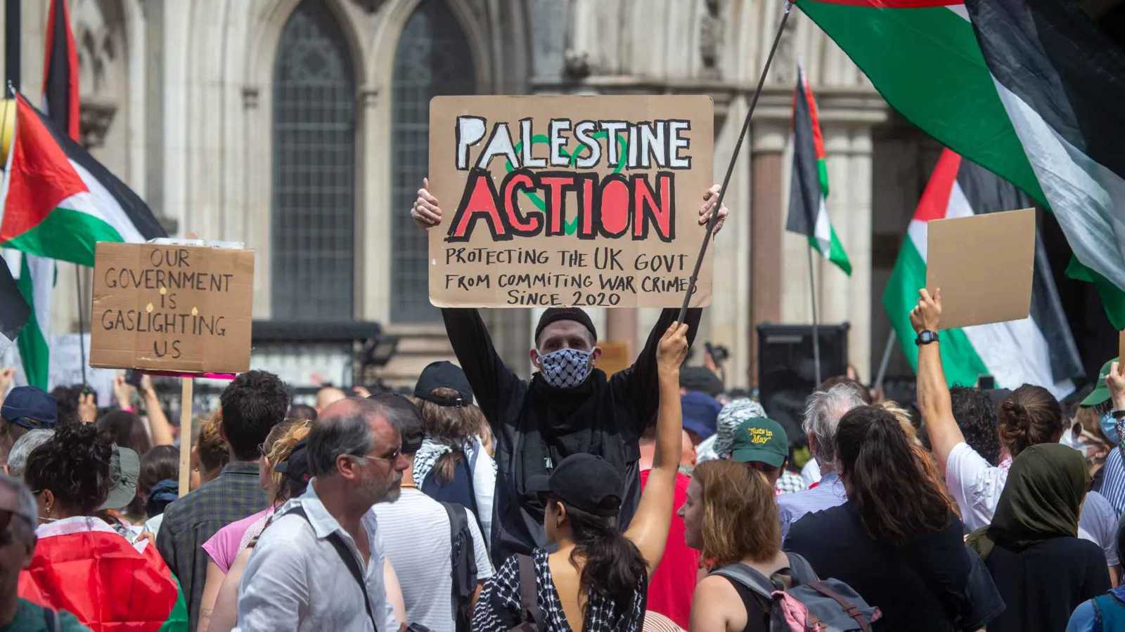 الشرطة البريطانية تغيّر أساليب التعامل مع "فلسطين أكشن" بعد حكم قضائي