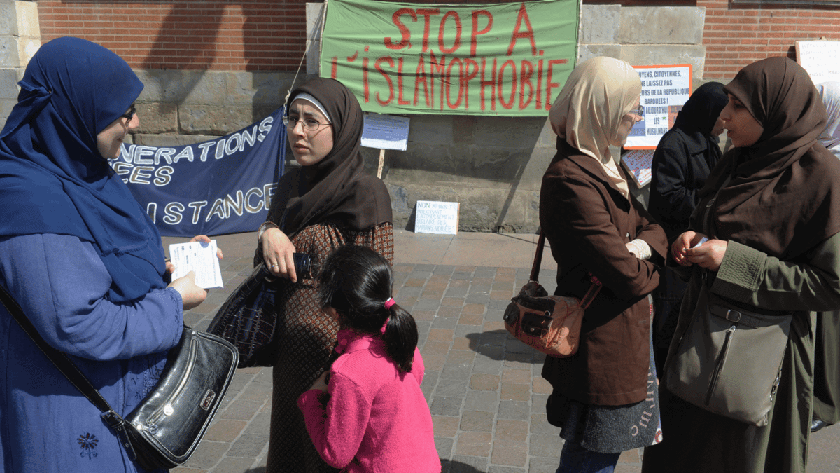 وسط "معايير مزدوجة".. العداء ضد المسلمين يتحول إلى "ممارسة شائعة" في فرنسا