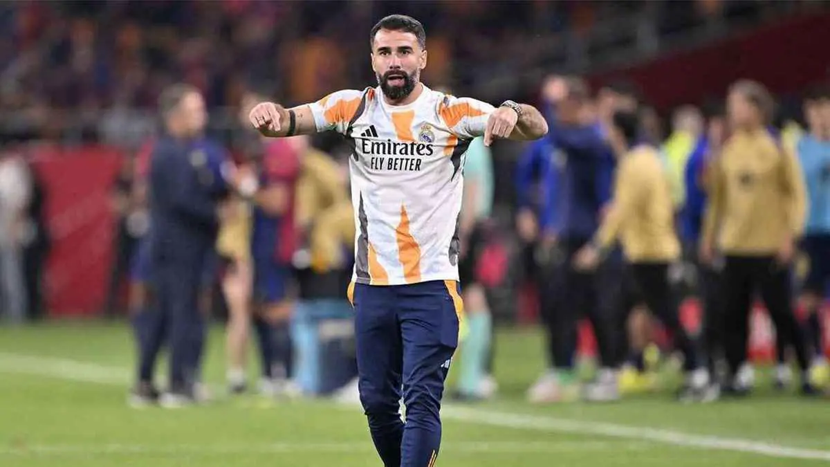 بألفاظ مسيئة.. كارفخال يسب حكم مباراة ريال مدريد وبرشلونة